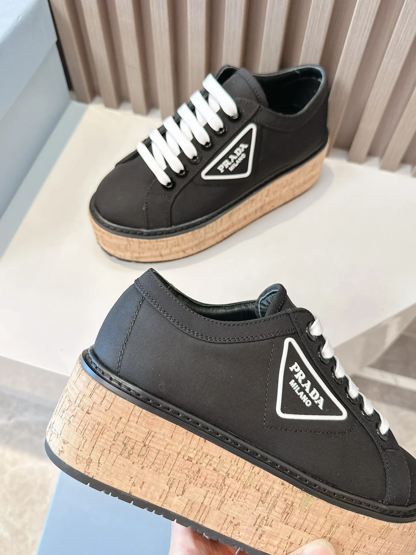 👟👟Ex-factory price 500👟👟 ☑️SNGG ｜Thick-soled high-explosive shoes Super hot Prada Prada 2024 latest spring and summer sawtooth Roman ultra-light thick-soled shoes! Retro, fashionable and avant-garde gear teeth make the whole pair of shoes light, comfortable and brightly colored to satisfy a variety of choices for fashionable people of different styles! The iconic molded injection triangle logo is matched with the shape of the upper foot 🦶🏻It’s super nice, every element is fashionable! - MATERIAL Material - ⇢ Upper: imported silk nylon twill ⇢ Lining: sheepskin lining ⇢ Outsole: TPU wood grain rubber combination outsole ⇢size：#35～40